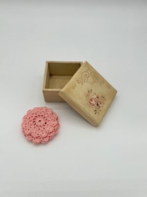 Cajita de rosas con asentadores de croché